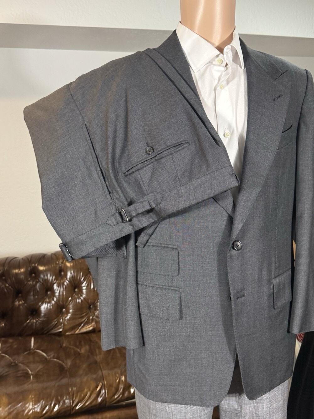 Tom Ford Charcoal Wool 2 piece Suit 52C 42S 35x26.5 Trousers Peak Lapels